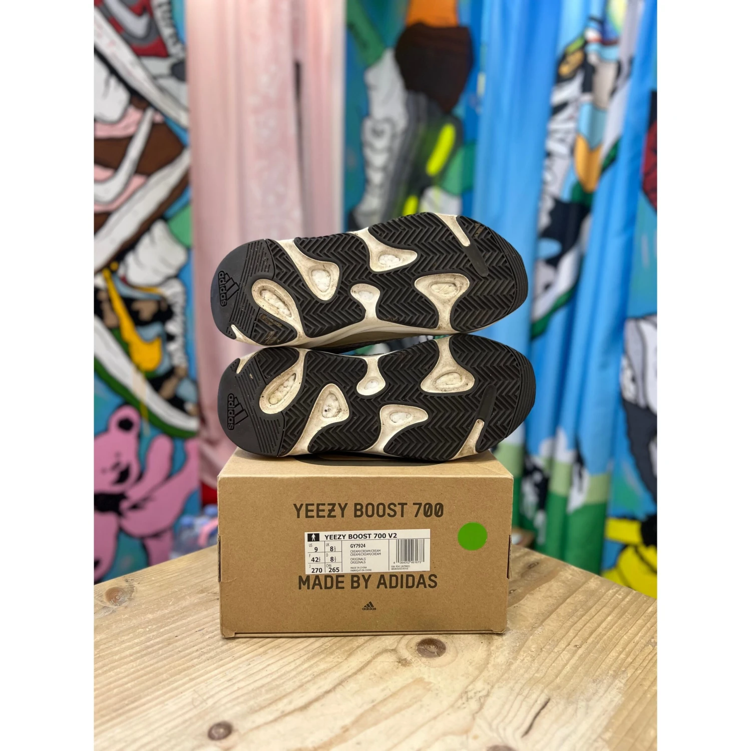 Yeezy 700 Cream UK8.5 - Image 3